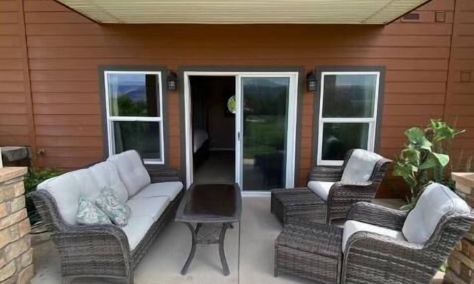 Quincy House | A28 condo by large pool/shuttle