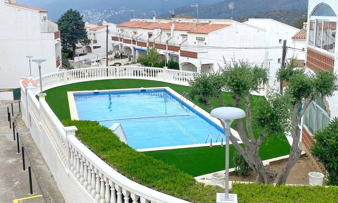 Almadraba-Canyelles Ski Chalet | A38-Attached house with pool, parking and Wi-fi