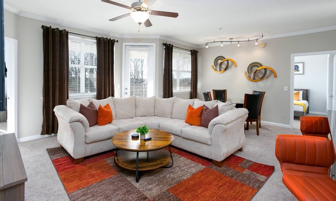 Madison Condo | Abby's Luxurious Cove-10 mins from everywhere