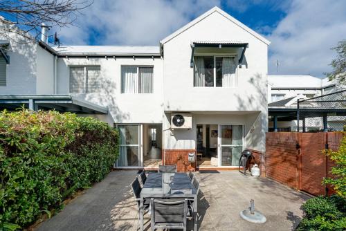 Broadwater House | Abbys Villa - 3BR - Pool - Tennis - Family