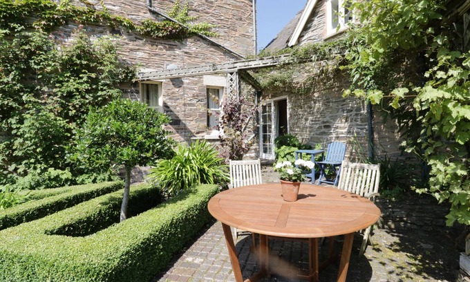Clawdd-newydd Cottage | ABER CLWYD MANOR, romantic, country holiday cottage in Derwen