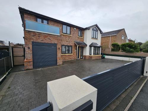 St George House | Abergele 3-Beds Pet Friendly & Parking