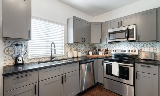 Montrose Apartment | Abode Houston - Montrose Downtown