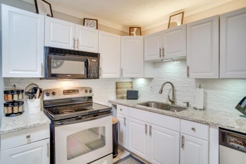 Katie Hill Neighborhood House | about 3 Mi to Dtwn East Nashville Home with Deck