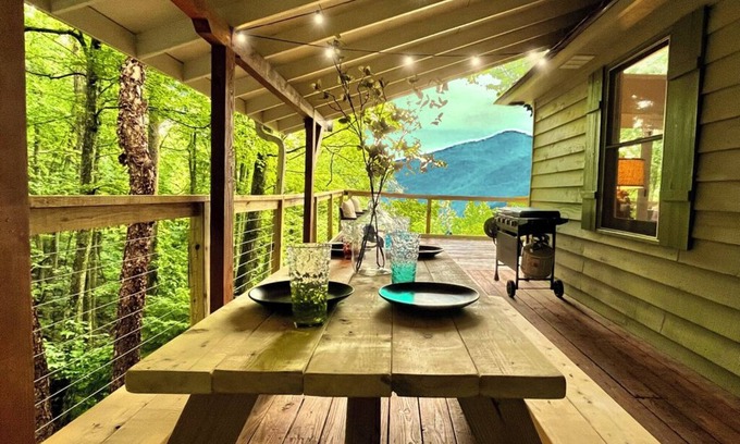 Franklin Cabin | Above the Clouds Cabin 2 Acres Chef’s Kitchen Fire Pit Mountain Views