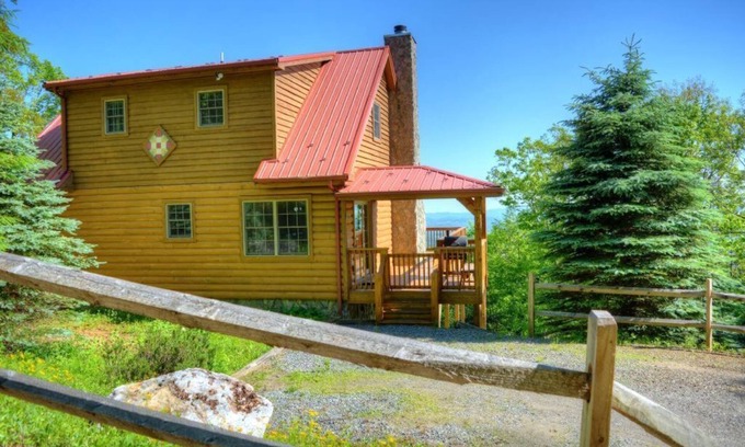 West Jefferson Cabin | Above the Clouds-Open for Bookings! Views, Wi-Fi, Game Room, AC