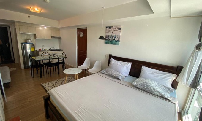 Poblacion District Apartment | Abreeza chills place 2721