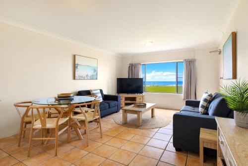 North Creek Apartment | Absolute Beachfront Apartment 2B
