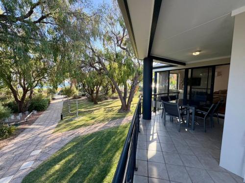 Broadwater House | Absolute Beachfront