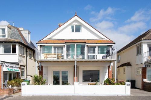 Bognor Regis Apartment | Absolute Beachfront with Decked Garden Oasis and Views