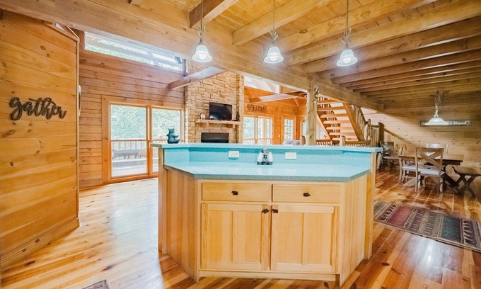 Gatlinburg - Pigeon Forge Cabin | Absolute Bearadise 3 Bedroom Cabin by RedAwning