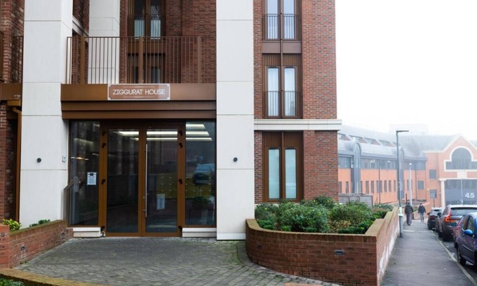 St Albans Apartment | Absolute Stays at The Ziggurat - Free Wifi Contractors Families Long Stay Discou