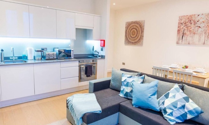 St Albans Apartment | Absolute Stays on Grosvenor- Free Wifi Families Contractors Longshort Stays