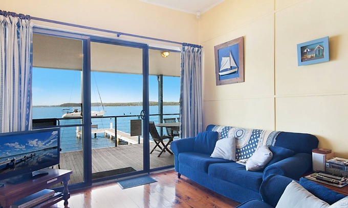 Sunshine House | Absolute water front with private jetty! Sunshine Cottage on Lake Macquarie