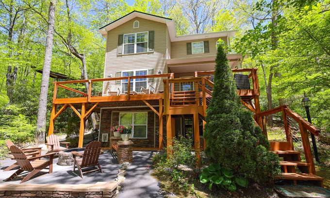 Black Mountain House | Abundant Peace | Montreat Home with Fire Pit, Gas Grill & Mountain Views!