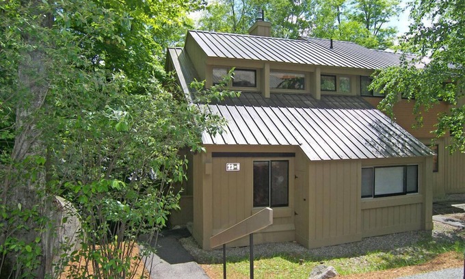 Lincoln House | AC/FP, deck, woods view, swim club, near Loon, ski shuttle. V063E by LRS