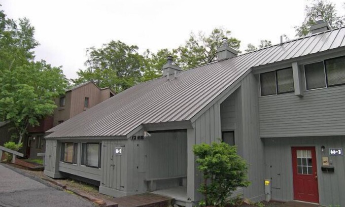 Lincoln House | AC/FP, deck, woods view, swim club, near Loon, ski shuttle. V12ME by LRS
