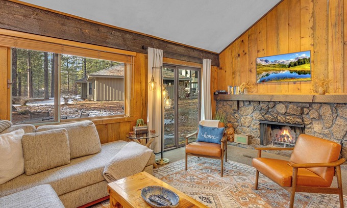 Sunriver Cabin | Ac, pet friendly, walking distance to Fort Rock Park, 8 aquatic center passes
