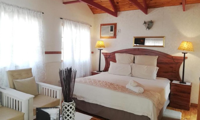 The Msunduzi Cabin | Acacia Bush Lodge