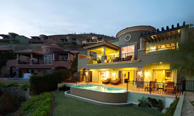 Paraiso Escondido Villa | Access to the multi-million dollar Jack Nicholas 18 hole signature golf course.