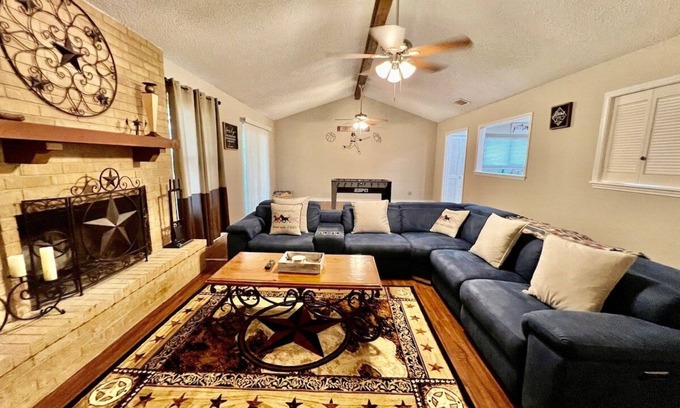 North San Antonio - SAT Cottage | Accessible 3BR Northern Hills Insurance Housing Fast Wi-Fi W/D Long Stay