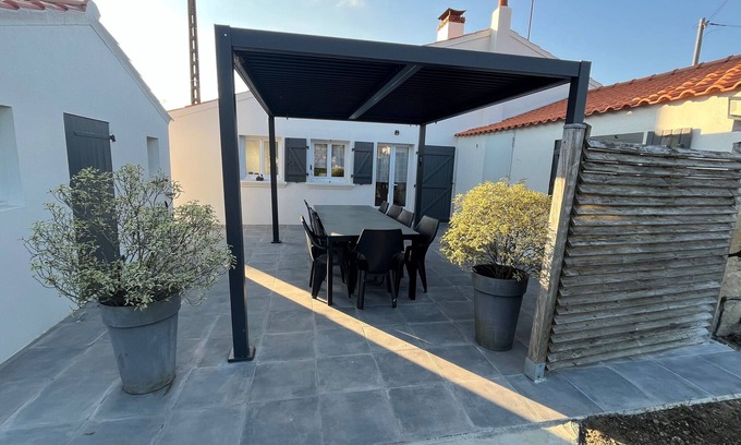 Commequiers Cottage | Accessible Farmhouse with Garden and Terraces, Near Vélo Rail and St Gilles