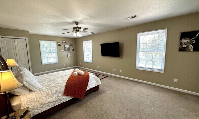 West Meade Apartment | Ace Condo w/ Hot Tub | Only 15 mins to Broadway!