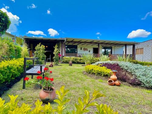 Cuenca House | Acogedora cabaña de 2hab, 2bañ y BBQ, garajes, WiFi