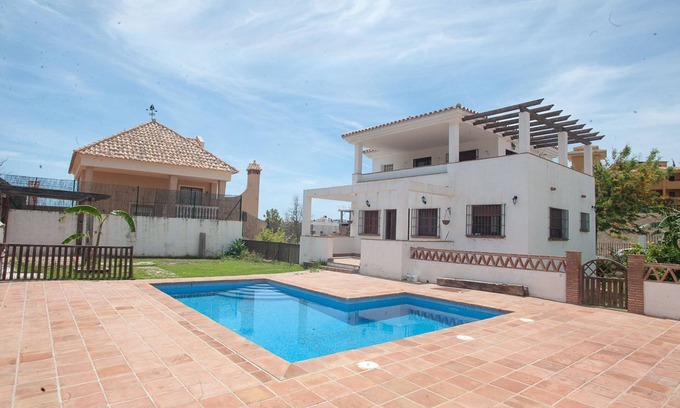 Torrequebrada Ski Chalet | Acogedora Casa Independiente con Piscina a un Minuto de la Playa