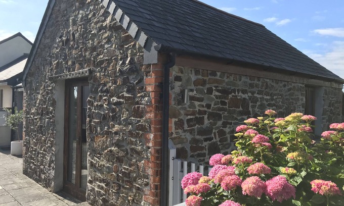 Widemouth Bay House | Acorn Barn Sleeps 4 (2 Bedrooms)