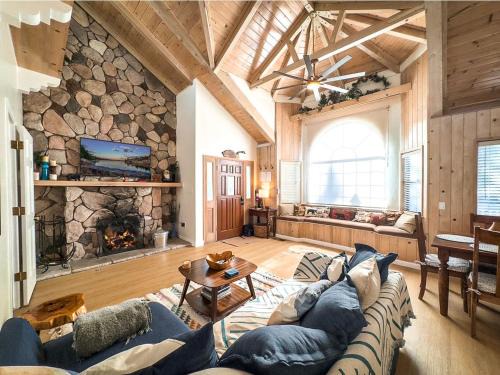 The Village House | Acorn Cottage - Super cute cozy cabin in a great within walking distance to The Village