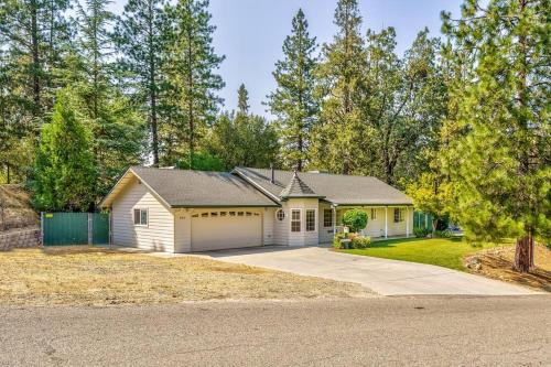 Oakhurst House | Acorn House - Charming house in green heaven with pool table with lovely backyard