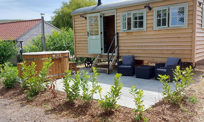 Weston-super-Mare Cottage | ACORN, romantic, with hot tub in Bleadon