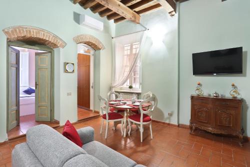San Niccolo Apartment | Across The River