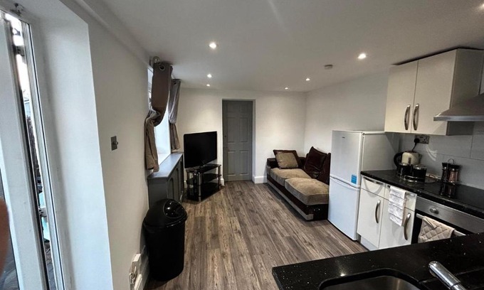 North Acton Apartment | Acton 2 Bedroom apartment with two bathrooms