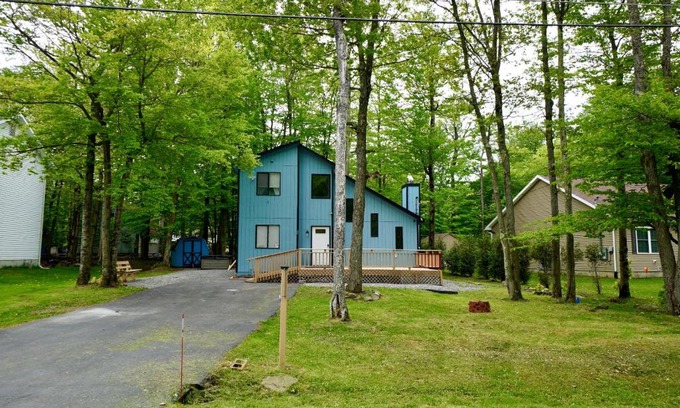 Tobyhanna Ski Chalet | ADA-accessible, newly remodeled 3-BR/2-Bath Home