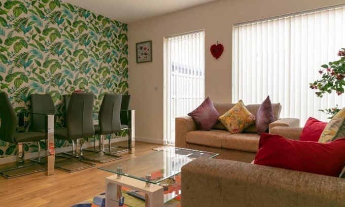 Trumpington House | Addenbrookes Townhouse with Parking and sleeps 6 ; 5 mins to Papworth hospital
