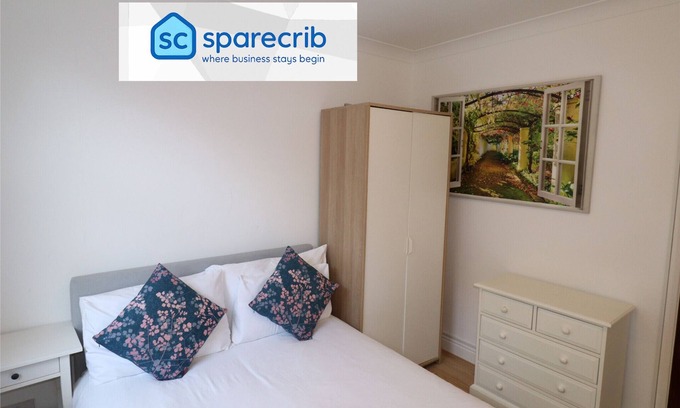 Runnymede Ski Chalet | Addlestone, Cosy Three Bedroom House