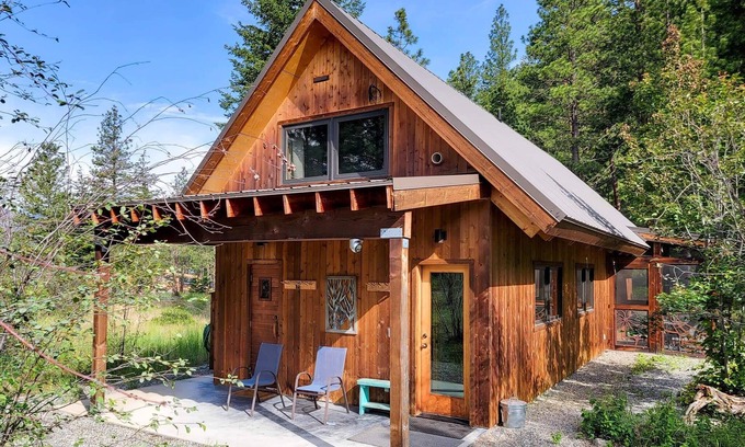 Mazama Cabin | Adeline - cute Mazama meadow cabin with sauna