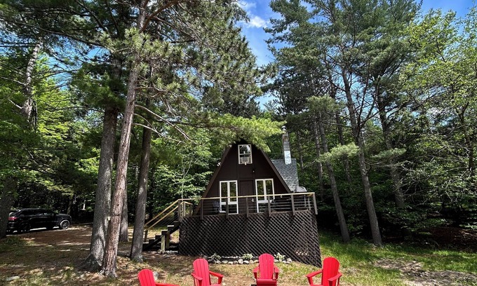 Wilmington Ski Chalet | Adirondack Cozy Chalet Private & 3 Minutes to Whiteface Mountain. Pet Friendly.