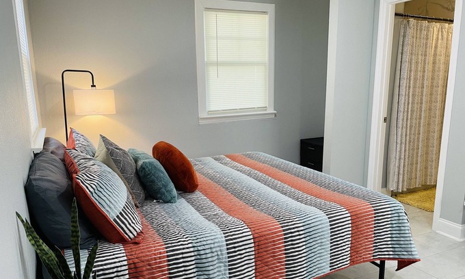 Fairfax House | Adorable 1 Bedroom Guesthouse