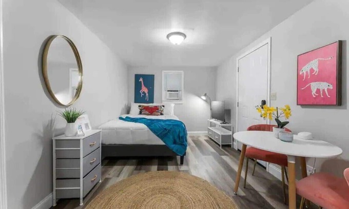 Lakeshore South Apartment | Adorable 1 Bedroom Cottage with Wifi, Kitchen, TV