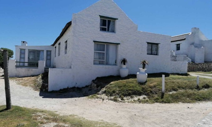 Arniston Cottage | Adorable 2 bedroom apartment with enclosed courtyard and partial sea view