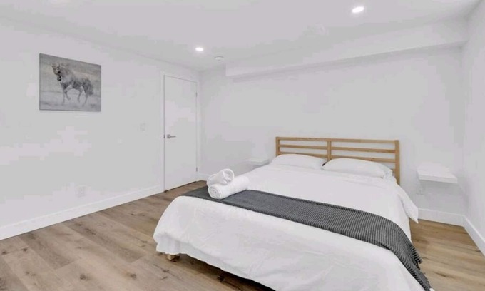 Toronto House | Adorable 2 bedroom place with parking spot
