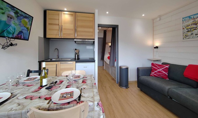 Val-Thorens Apartment | adorable 23m² studio, with east-facing balcony, breathtaking view of the snow-covered mountains.