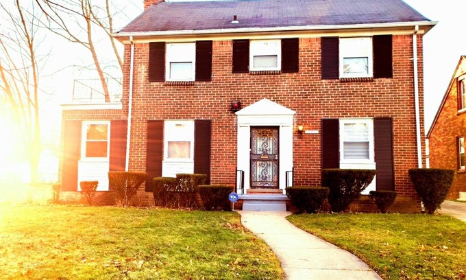 Detroit House | Adorable 3 bedroom with large backyard great for family fun