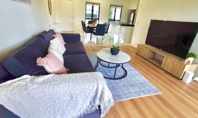 Kellyville House | Adorable 3 Br townhouse with wifi & parking