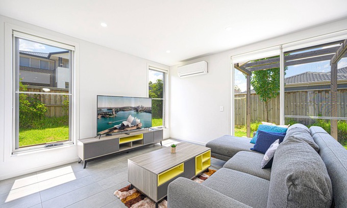 Leppington House | Adorable 4Br house with Wifi & Parking Denham Court