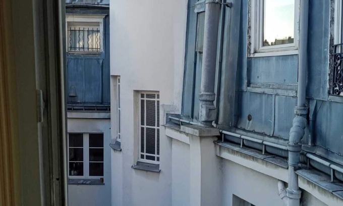 Quartier Sainte-Avoye Bed & Breakfast | Adorable and typically Parisian maid's room