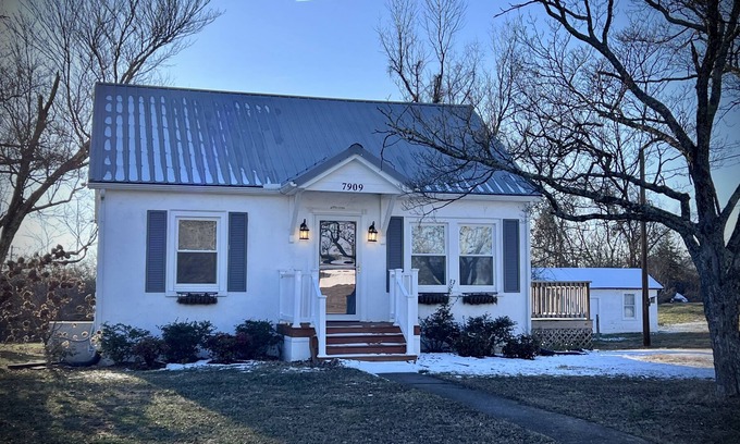Powell Cottage | Adorable Cottage fully stocked and convenient to everything!